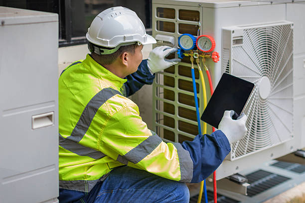 Professional Hvac Maintenance technician working in Plantation, FL